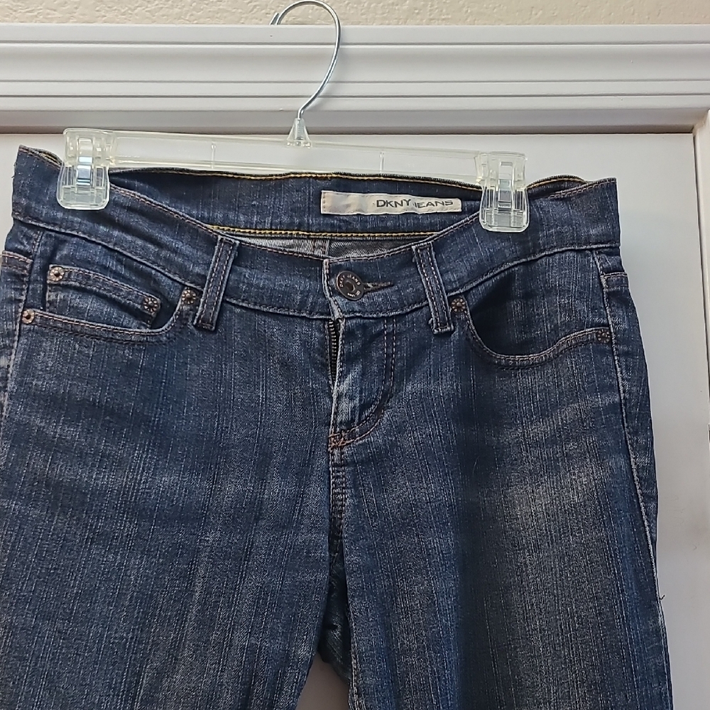 DKNY Avenue B size 6R Straight.